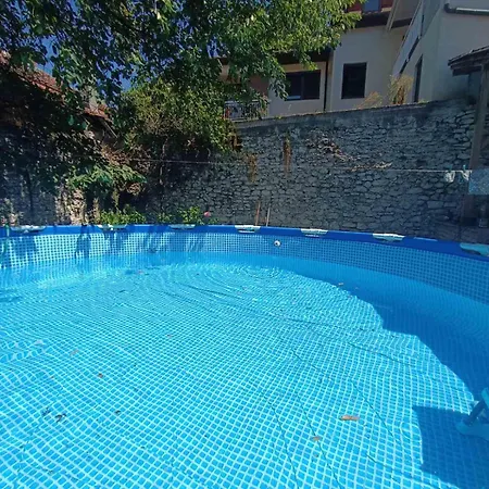 Gostinjska kuća Apartman 1 *